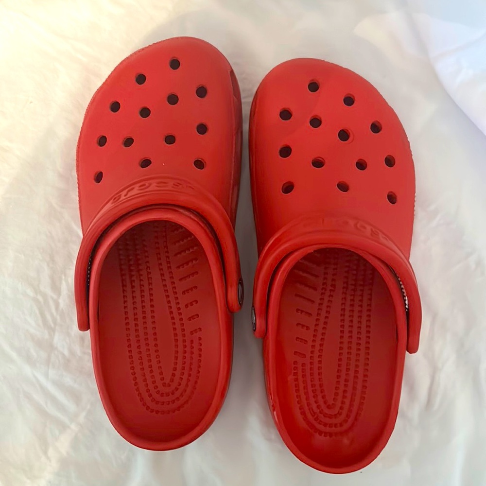 Red crocs, women’s size 8